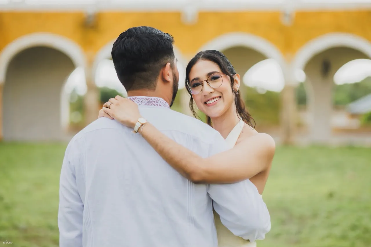 Código de vestimenta: guayabera para caballeros, vestido largo para damas